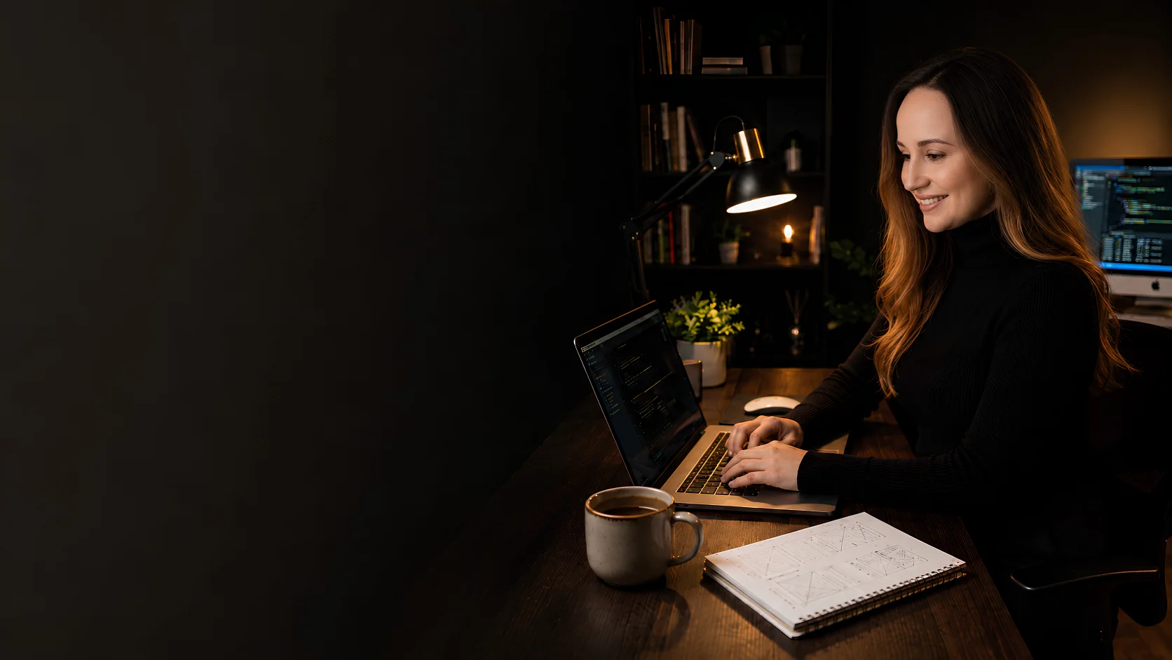 Daysi Cunha desenvolvendo um projeto em seu escritório